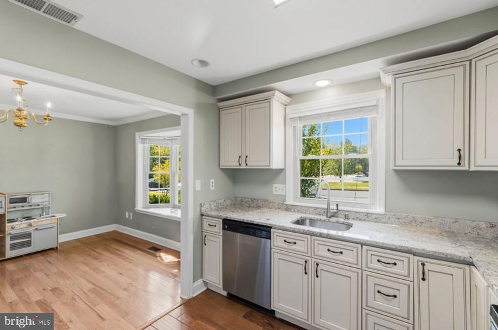 Image 6 of property listing at 12 REDDING CT, Nottingham, MD 21236