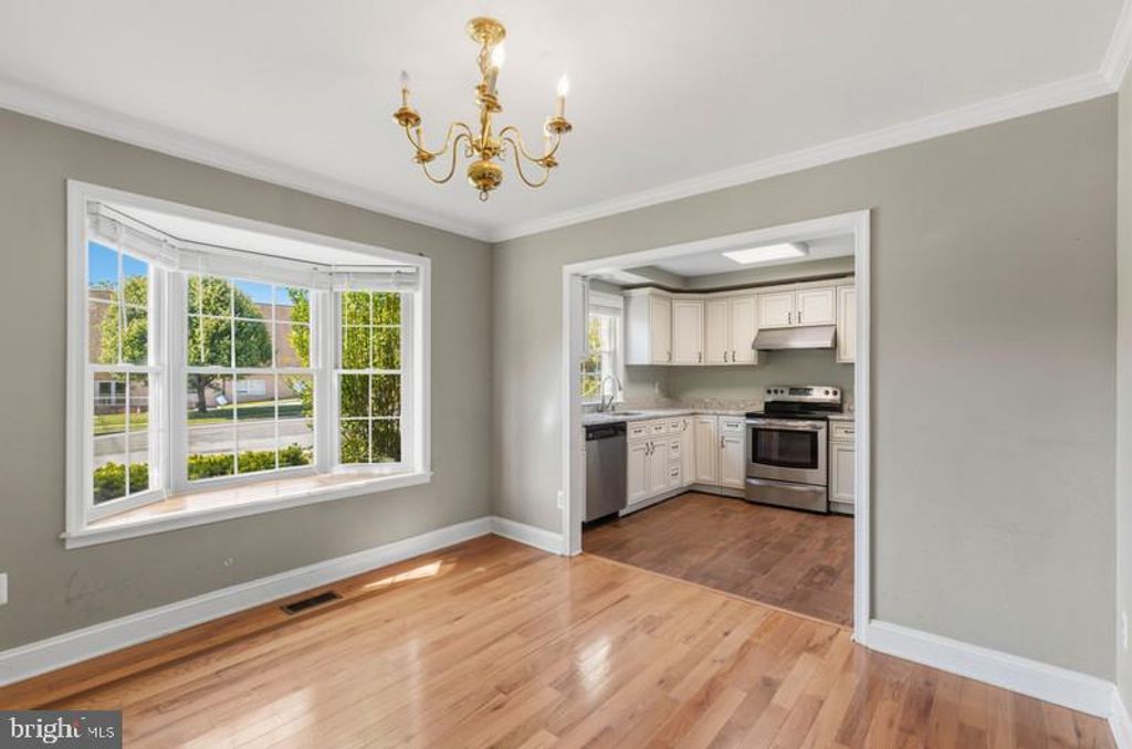 Image 7 of property listing at 12 REDDING CT, Nottingham, MD 21236