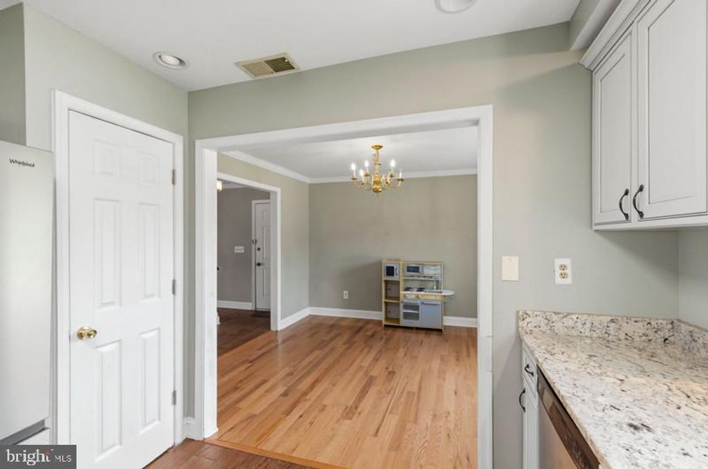Image 9 of property listing at 12 REDDING CT, Nottingham, MD 21236