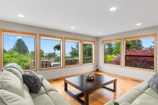5128 Seaview Way, Everett, WA 98203