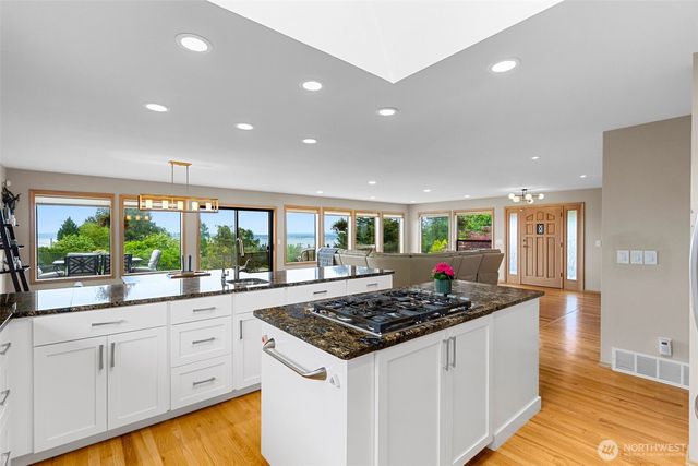 5128 Seaview Way, Everett, WA 98203