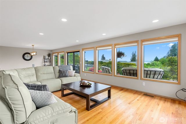 5128 Seaview Way, Everett, WA 98203