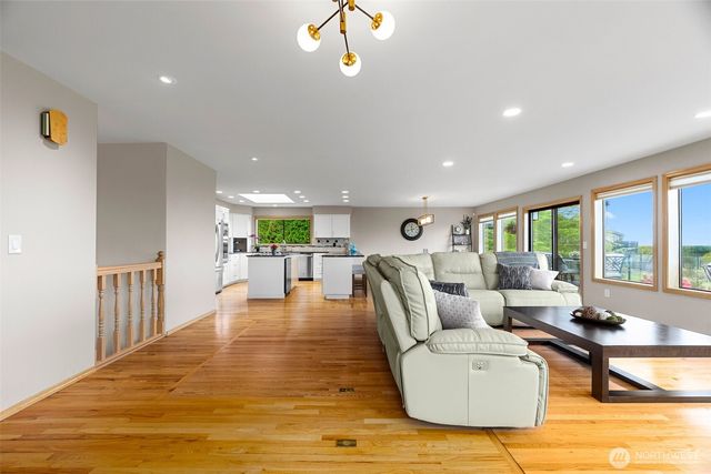 5128 Seaview Way, Everett, WA 98203