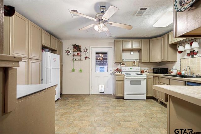 204 W Tarbutton Street, Troup, TX 75789