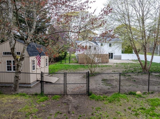 10 Knollwood Dr, Mattapoisett, MA 02739