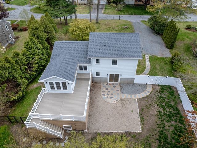 10 Knollwood Dr, Mattapoisett, MA 02739