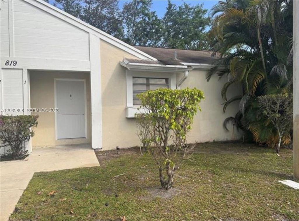 819 NE 214th Lane 1, Miami, FL 33179