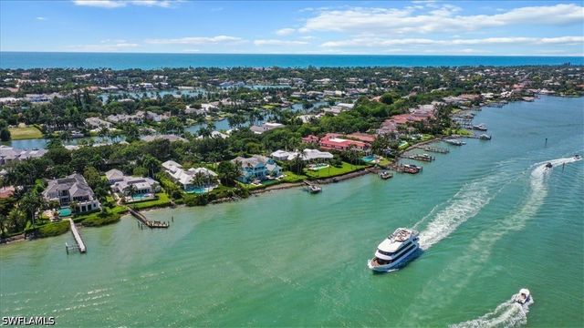 700 Bentwater CIR 104, Naples, FL 34108