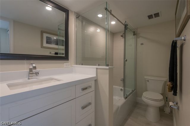 700 Bentwater CIR 104, Naples, FL 34108