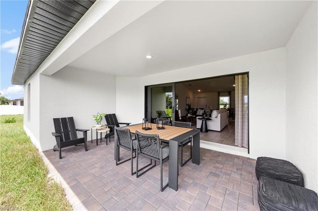 909 NE 4th PL, Cape Coral, FL 33909