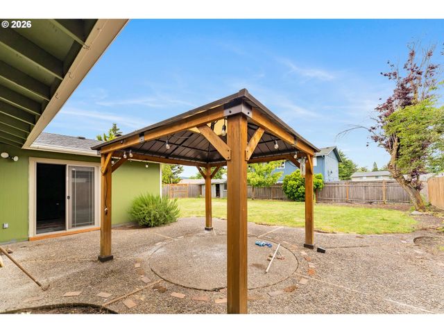 1735 RAINBOW Dr, Springfield, OR 97477