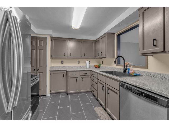 1735 RAINBOW Dr, Springfield, OR 97477