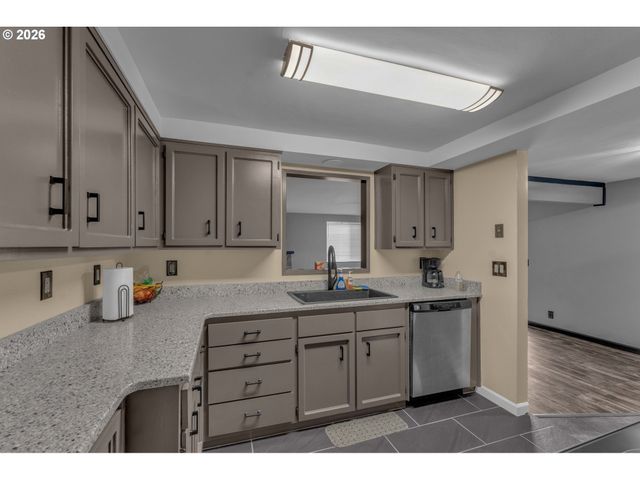 1735 RAINBOW Dr, Springfield, OR 97477