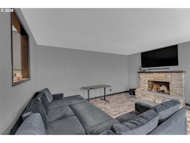 1735 RAINBOW Dr, Springfield, OR 97477