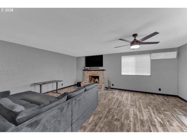 1735 RAINBOW Dr, Springfield, OR 97477