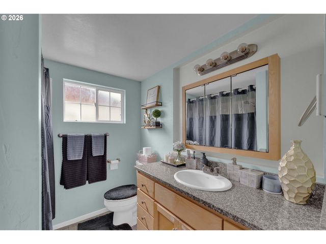 1735 RAINBOW Dr, Springfield, OR 97477