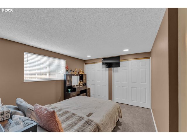 1735 RAINBOW Dr, Springfield, OR 97477