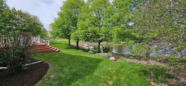 450 Rosewood Crossing, Lindenhurst, IL 60046