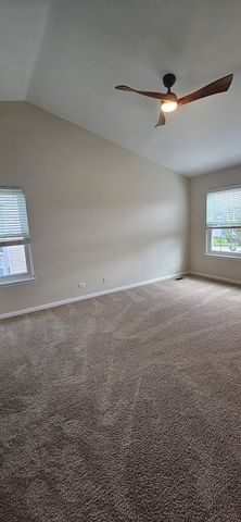 450 Rosewood Crossing, Lindenhurst, IL 60046