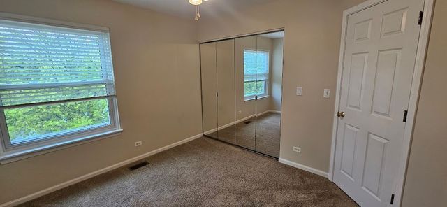450 Rosewood Crossing, Lindenhurst, IL 60046