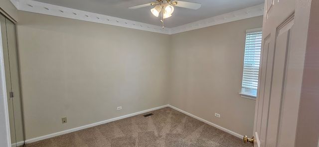 450 Rosewood Crossing, Lindenhurst, IL 60046