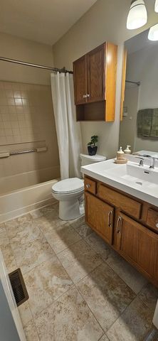 450 Rosewood Crossing, Lindenhurst, IL 60046