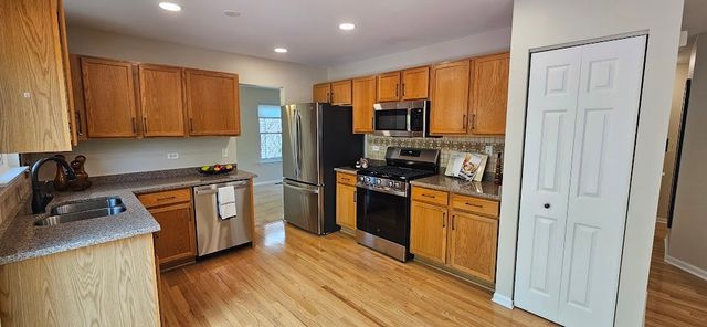 450 Rosewood Crossing, Lindenhurst, IL 60046