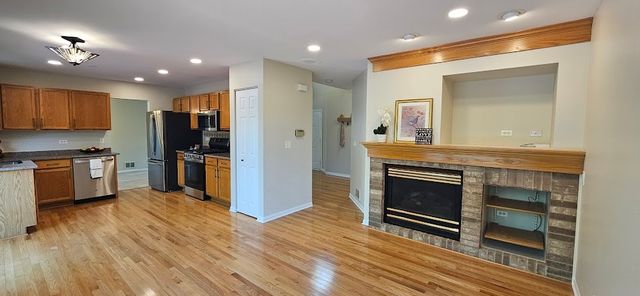 450 Rosewood Crossing, Lindenhurst, IL 60046