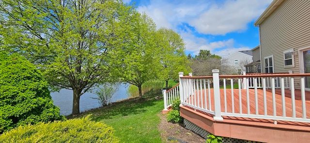 450 Rosewood Crossing, Lindenhurst, IL 60046