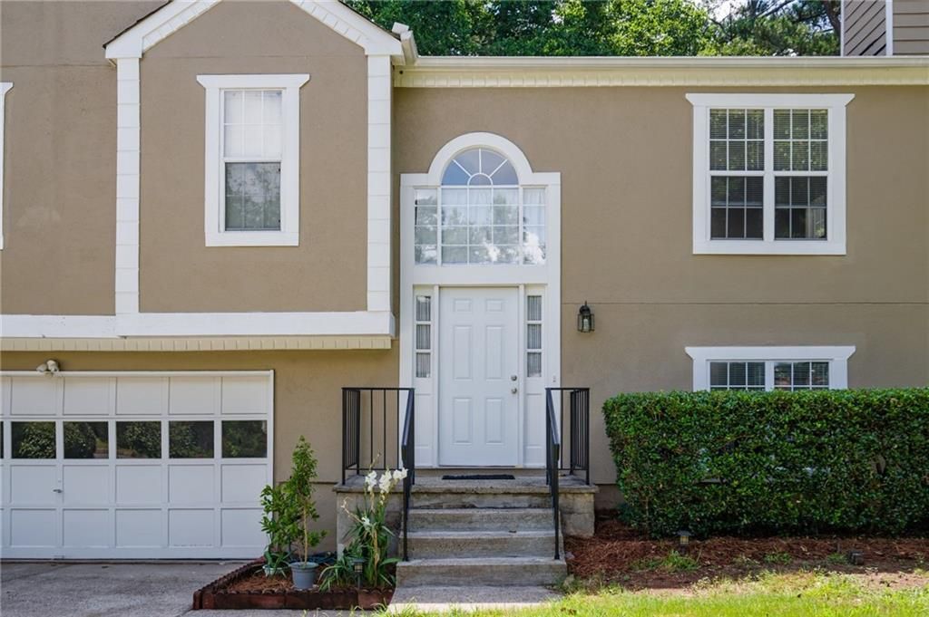 Image 2 of property listing at 11155 Abbotts Station Drive, Duluth, GA 30097