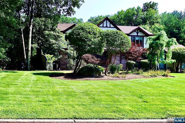 9 Watch Hill Road, Mahwah, NJ 07430