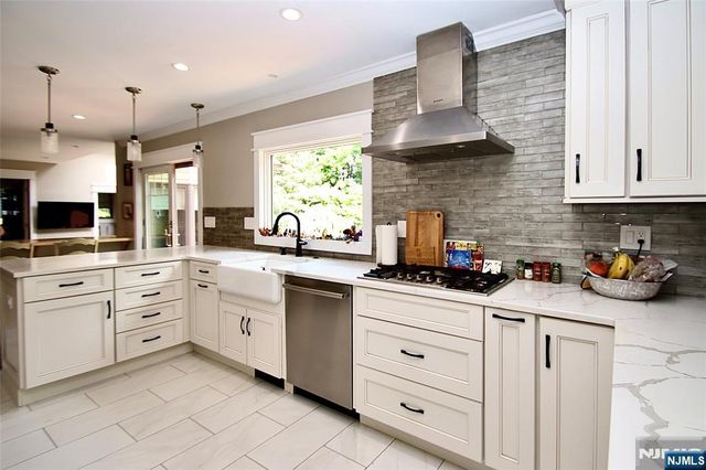 9 Watch Hill Road, Mahwah, NJ 07430