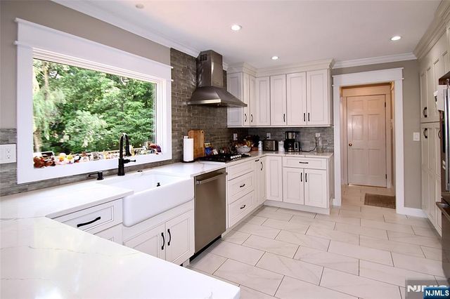 9 Watch Hill Road, Mahwah, NJ 07430