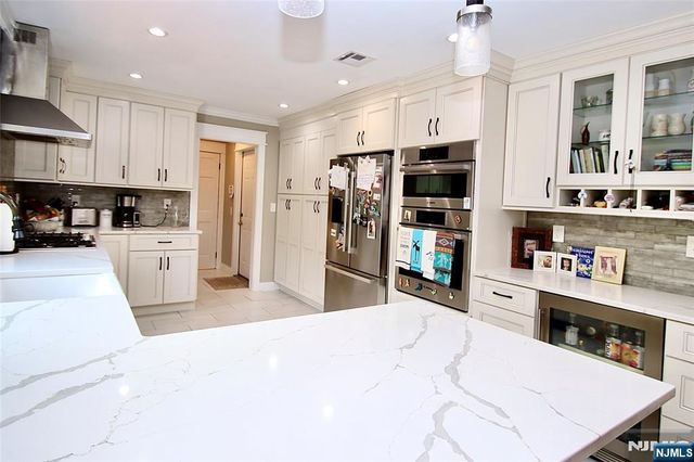 9 Watch Hill Road, Mahwah, NJ 07430