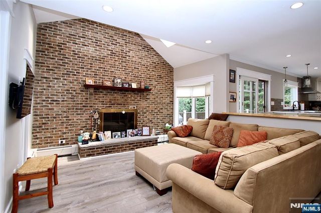 9 Watch Hill Road, Mahwah, NJ 07430