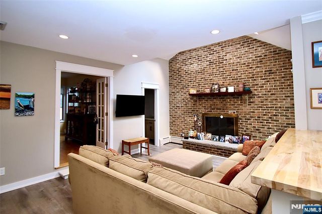 9 Watch Hill Road, Mahwah, NJ 07430