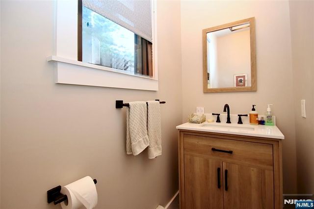 9 Watch Hill Road, Mahwah, NJ 07430