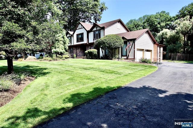 9 Watch Hill Road, Mahwah, NJ 07430