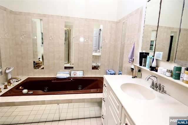9 Watch Hill Road, Mahwah, NJ 07430