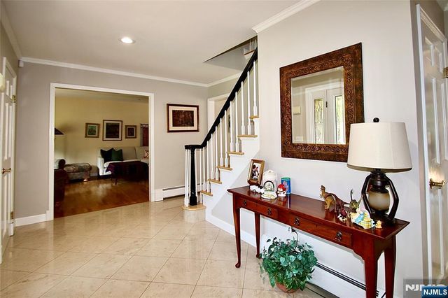 9 Watch Hill Road, Mahwah, NJ 07430