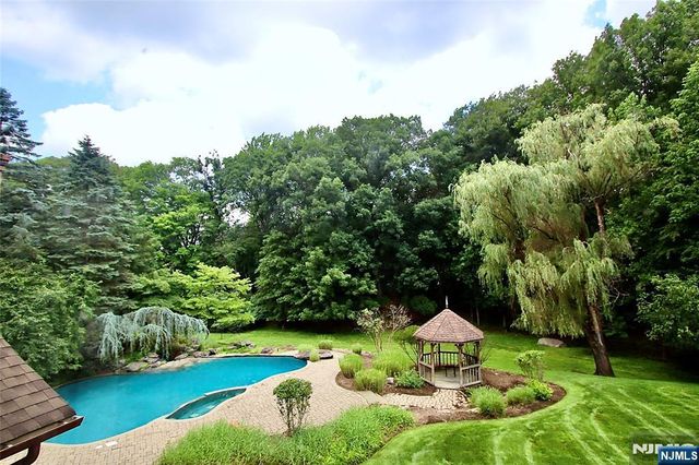 9 Watch Hill Road, Mahwah, NJ 07430