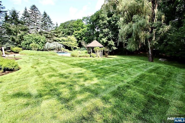 9 Watch Hill Road, Mahwah, NJ 07430