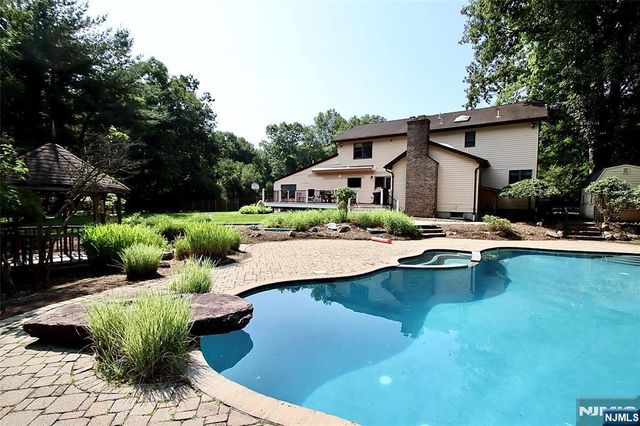 9 Watch Hill Road, Mahwah, NJ 07430