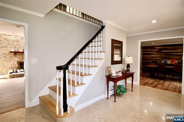 9 Watch Hill Road, Mahwah, NJ 07430