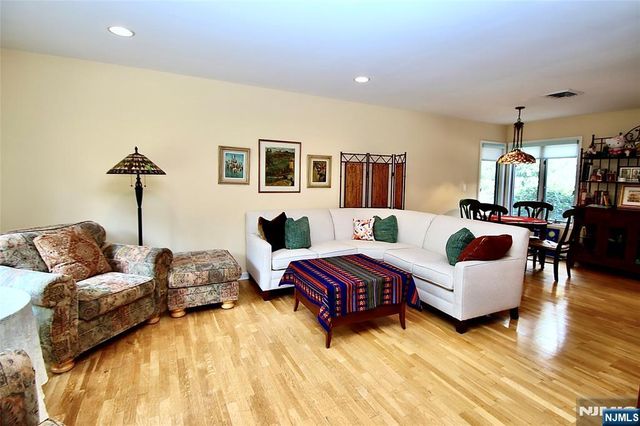 9 Watch Hill Road, Mahwah, NJ 07430