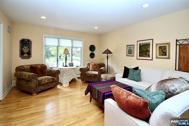9 Watch Hill Road, Mahwah, NJ 07430