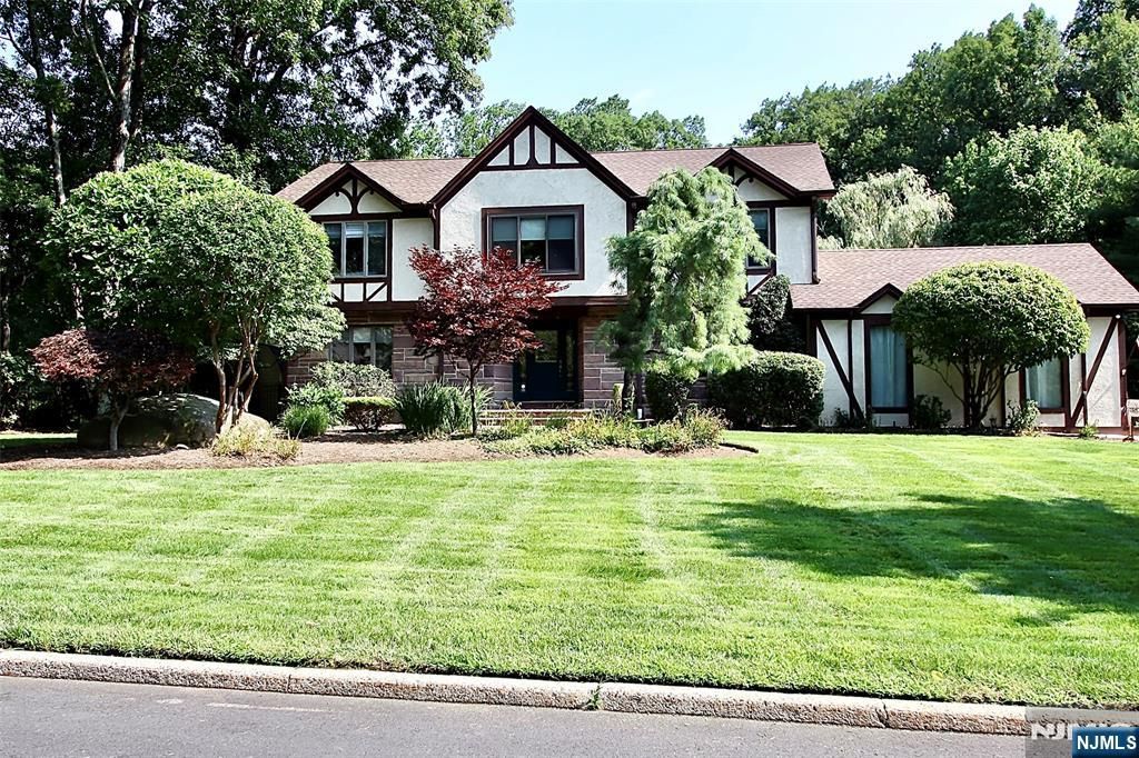 9 Watch Hill Road, Mahwah, NJ 07430