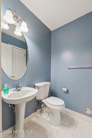 25 Phoenix Court, Tinton Falls, NJ 07712