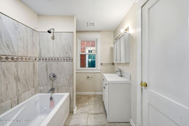 3426 River Park Dr, Louisville, KY 40211