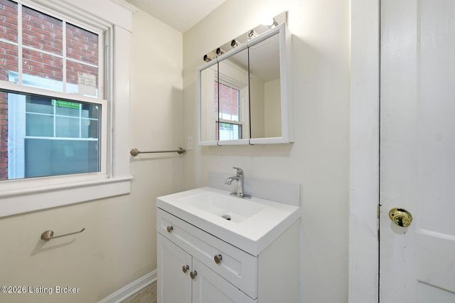 3426 River Park Dr, Louisville, KY 40211